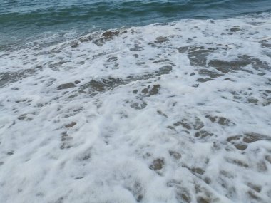 Sahilde deniz dalgaları..