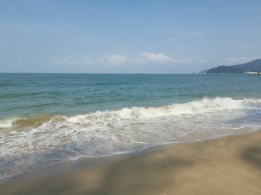 Sahilde deniz dalgaları..