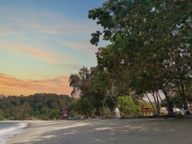 Sahilde deniz dalgaları..