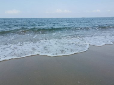 Sahilde deniz dalgaları..