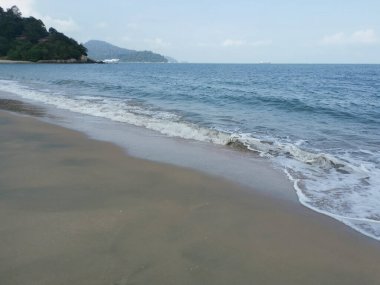 Sahilde deniz dalgaları..