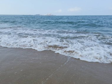 Sahilde deniz dalgaları..