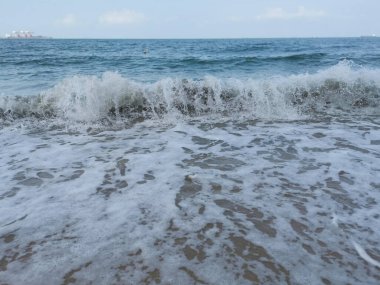 Sahilde deniz dalgaları..