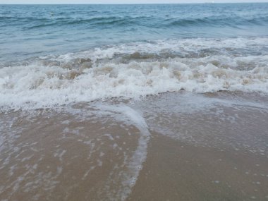 Sahilde deniz dalgaları..