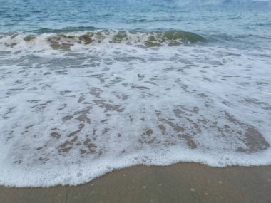 Sahilde deniz dalgaları..
