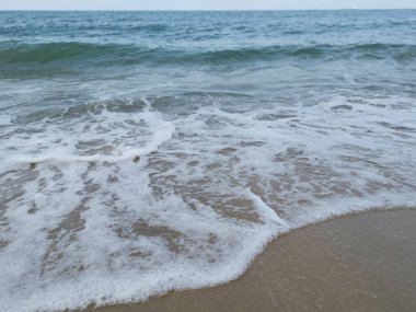 Sahilde deniz dalgaları..