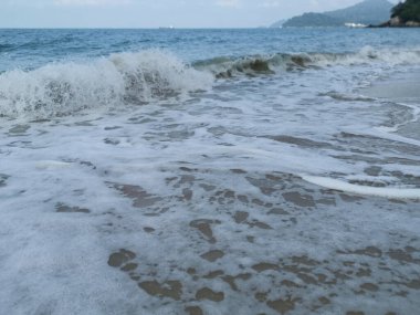 Sahilde deniz dalgaları..