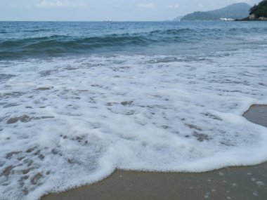 Sahilde deniz dalgaları..