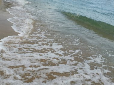 Sahilde deniz dalgaları..
