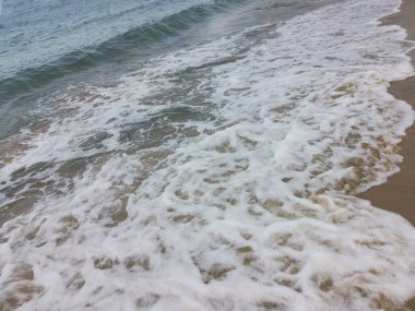 Sahilde deniz dalgaları..