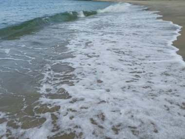 Sahilde deniz dalgaları..