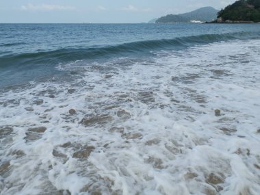 Sahilde deniz dalgaları..