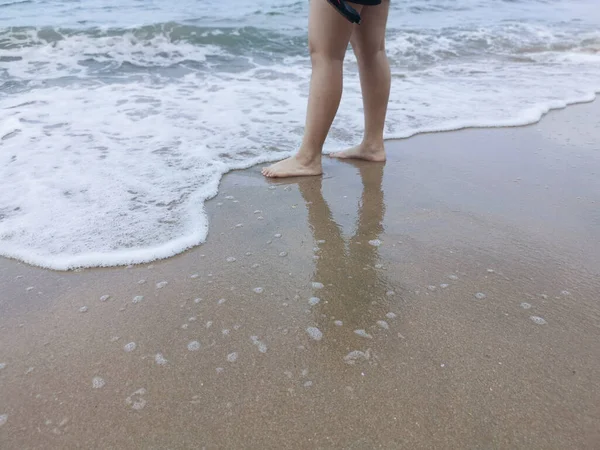 Sahilde deniz dalgaları..