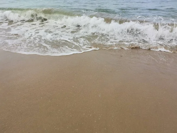 Sahilde deniz dalgaları..