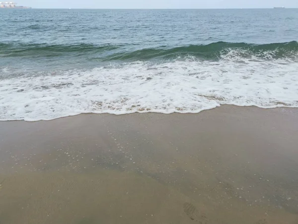 Sahilde deniz dalgaları..