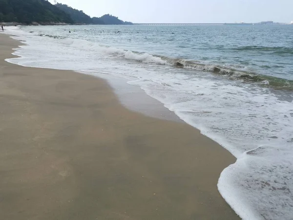 Sahilde deniz dalgaları..