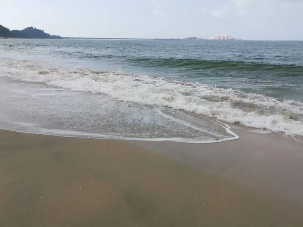 Sahilde deniz dalgaları..