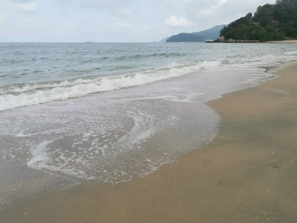 Sahilde deniz dalgaları..