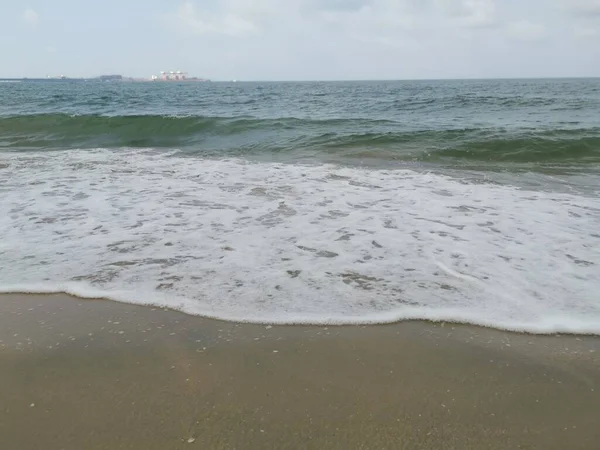 Sahilde deniz dalgaları..