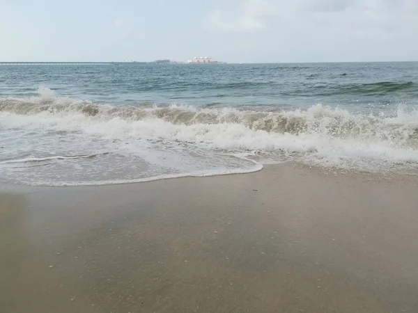 Sahilde deniz dalgaları..