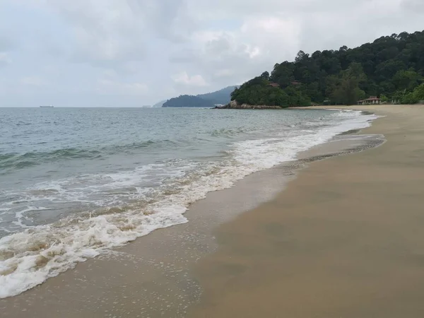 Sahilde deniz dalgaları..