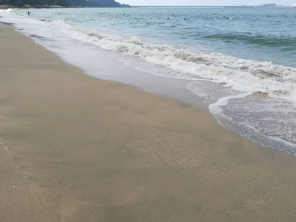 Sahilde deniz dalgaları..