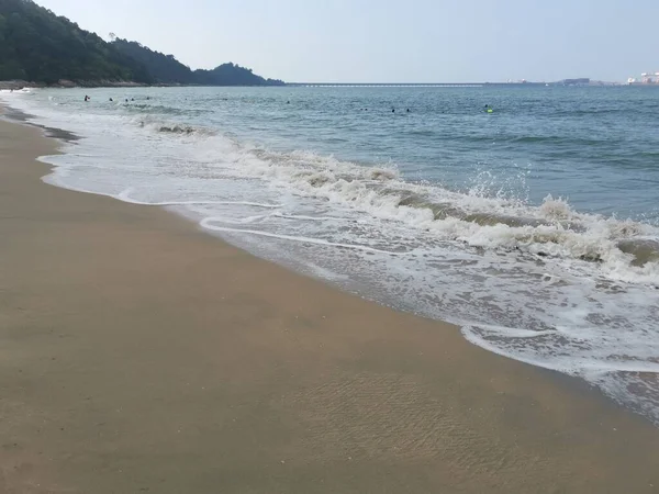 Sahilde deniz dalgaları..