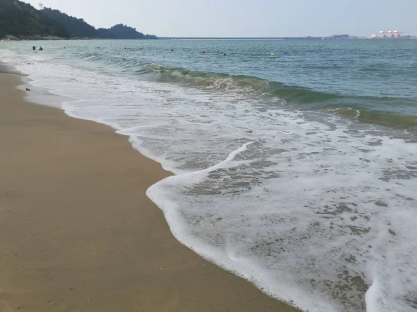 Sahilde deniz dalgaları..