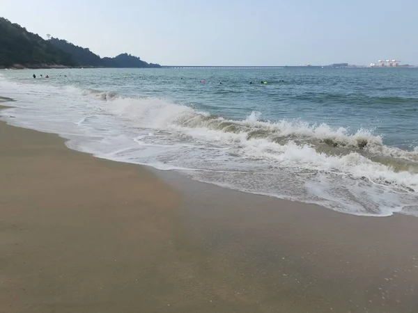 Sahilde deniz dalgaları..