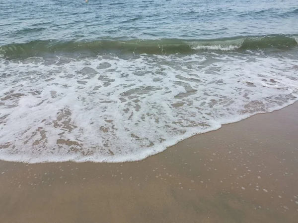 Sahilde deniz dalgaları..