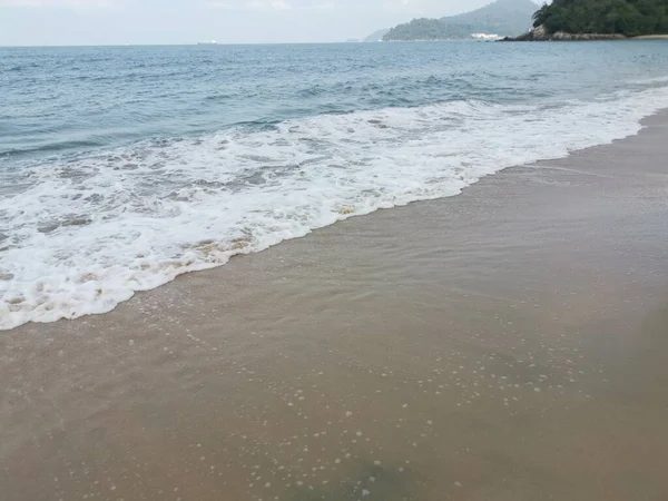 Sahilde deniz dalgaları..