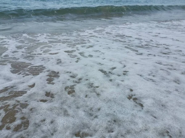 ビーチでの波のシーン — ストック写真