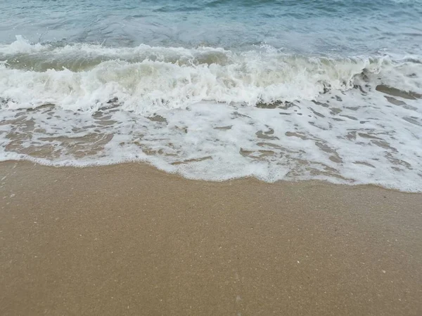 Sahilde deniz dalgaları..