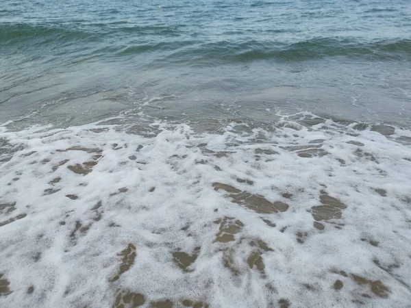 Sahilde deniz dalgaları..