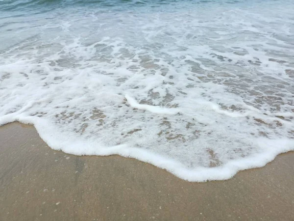 Sahilde deniz dalgaları..