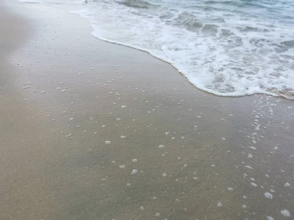 Sahilde deniz dalgaları..