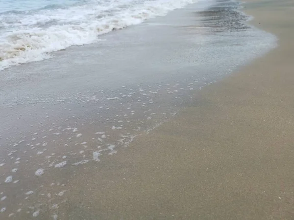 Sahilde deniz dalgaları..