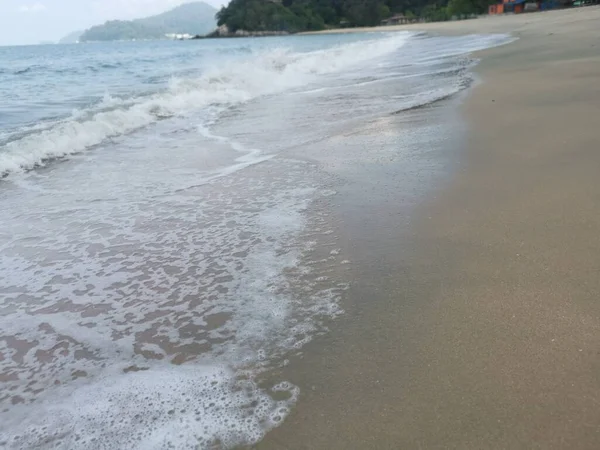 Sahilde deniz dalgaları..