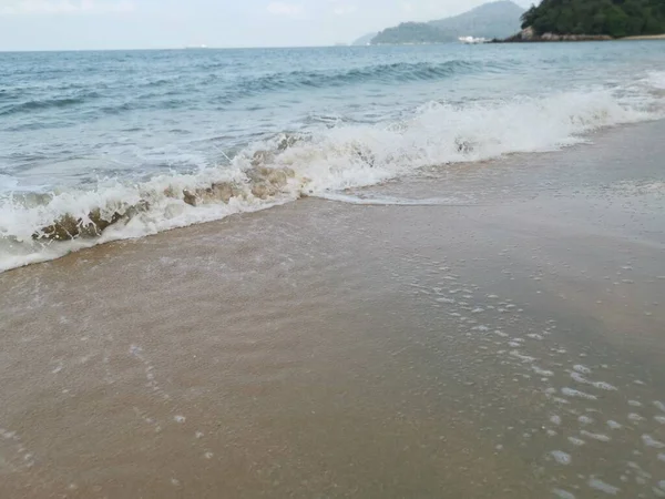 Sahilde deniz dalgaları..