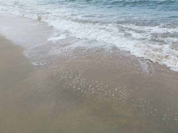 Sahilde deniz dalgaları..