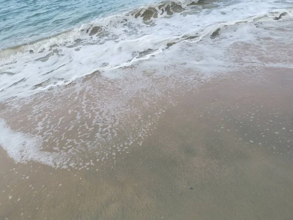 Sahilde deniz dalgaları..