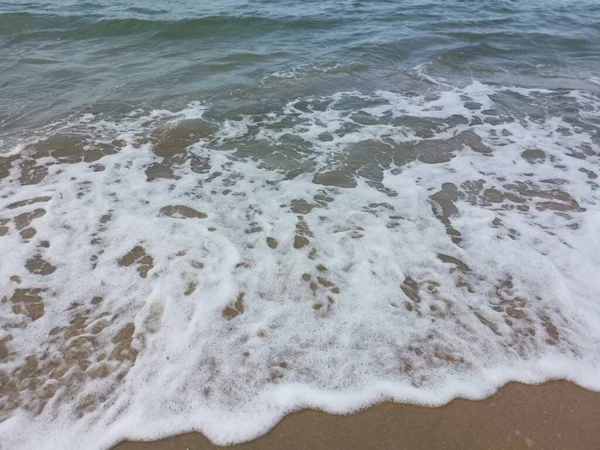 Sahilde deniz dalgaları..