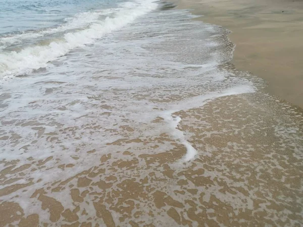 Sahilde deniz dalgaları..