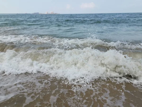 Sahilde deniz dalgaları..