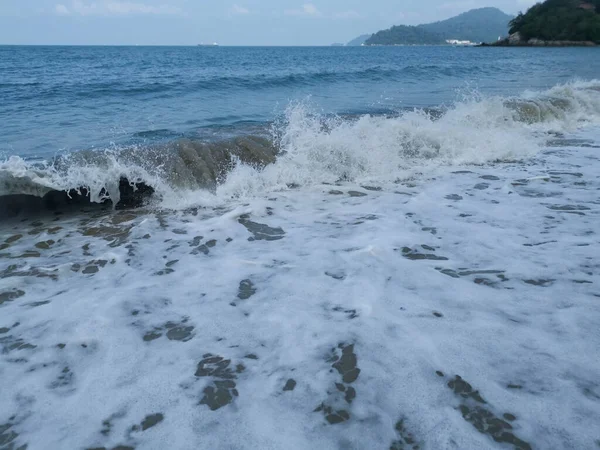 Sahilde deniz dalgaları..