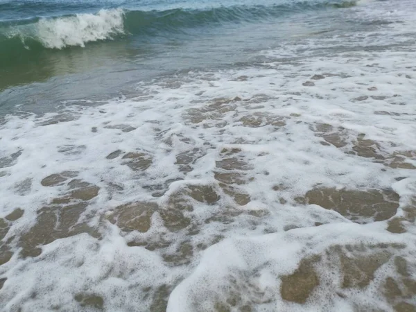 海滩边的海浪场景 — 图库照片