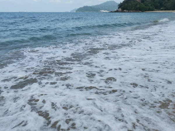 Sahilde deniz dalgaları..