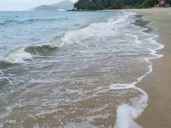 Sahilde deniz dalgaları..