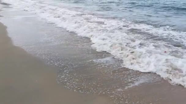 Denní Scéna Během Přílivu Kdy Mořská Vlna Přesouvá Písečnou Pláž — Stock video