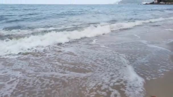 Escena Diurna Durante Marea Alta Cuando Ola Del Mar Mueve — Vídeos de Stock